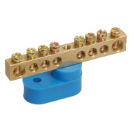 Шина IEK нулевая ШНИ-6х9-12-У1-С на одном угловом изоляторе IEK YNN10-69-12C1-K07